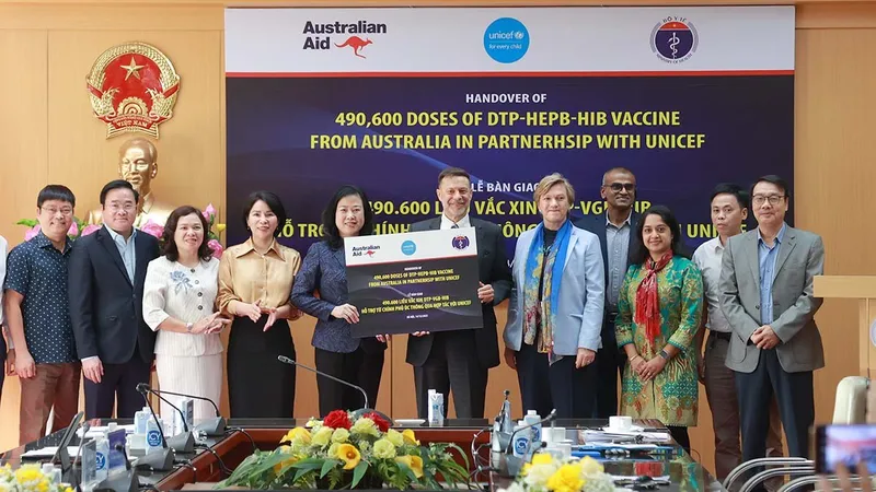  Australia hỗ trợ Việt Nam 490.600 liều vaccine “5 trong 1”
