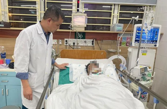 Khò cắt bình khí lấy phế liệu, 3 người nguy kịch vì ngộ độc khí "lạ"