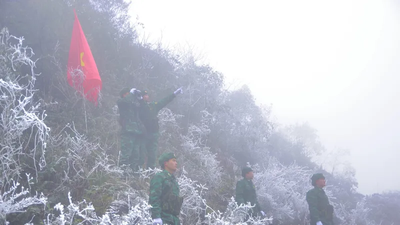 Chiến sĩ biên phòng dầm mình trong mưa tuyết, băng giá tuần tra bảo vệ biên cương