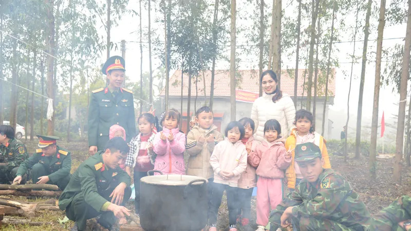 Đưa bộ đội về ăn tết với nhân dân, sôi nổi nhiều hoạt động ấm áp tình nghĩa quân dân