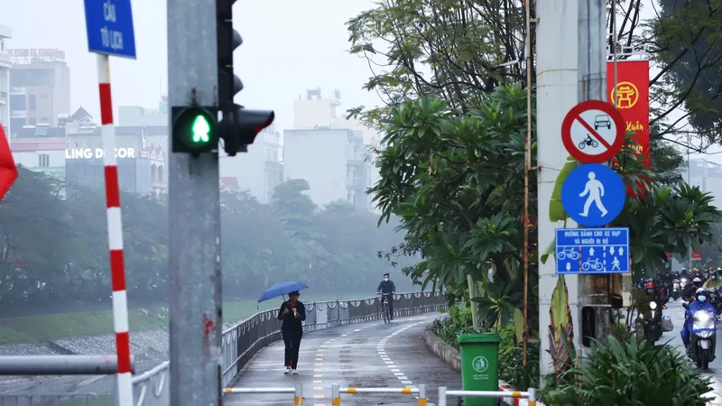 Hà Nội: đường dành cho xe đạp ven sông Tô Lịch thưa vắng người đi