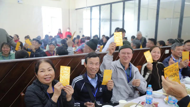Ấm áp, hạnh phúc cơm tất niên và chuyến xe yêu thương dành cho bệnh nhân ở Bệnh viện K