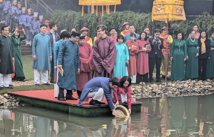 Hà Nội thả cá chép trên dòng sông cổ ở Hoàng thành Thăng Long 