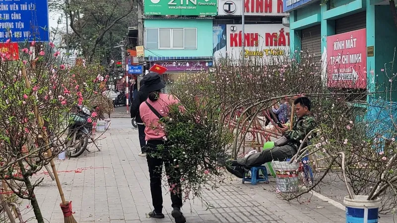 Khẩn trương làm rõ việc tự xưng công an để thu phí "lốt" bán cây cảnh tết