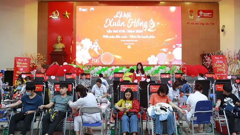 Khai hội Xuân Hồng 2024, giới trẻ nô nức hiến máu 