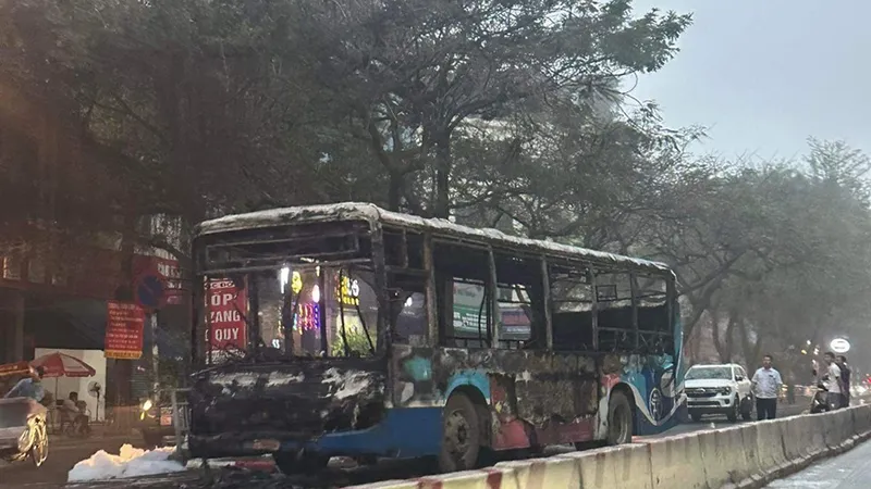 Xe buýt bốc cháy ngùn ngụt trên đường phố Hà Nội