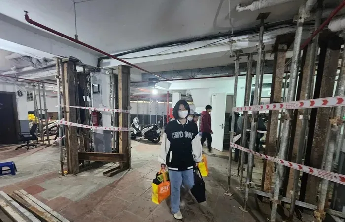 Hàng chục hộ dân di dời khẩn cấp khỏi chung cư mini ở phố Khương Đình bị nứt toác cột bê tông 