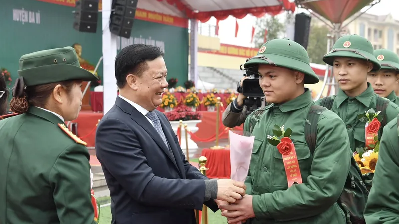 Hàng ngàn thanh niên Thủ đô nô nức lên đường nhập ngũ