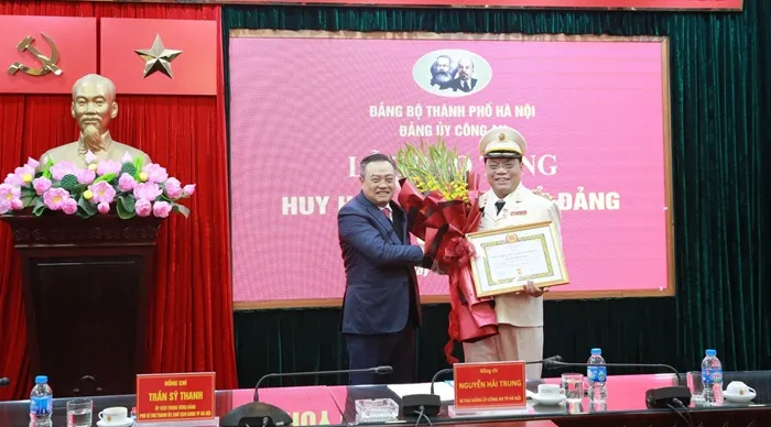 Giám đốc Công an TP Hà Nội nhận Huy hiệu 30 năm tuổi Đảng