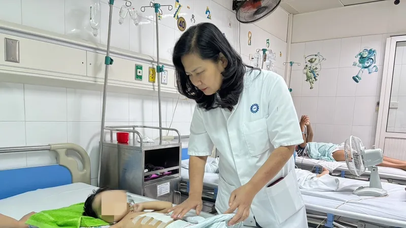 Cứu sống bé gái 3 tuổi bị xe công nông cán qua người