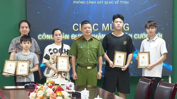  Hà Nội trao thẻ căn cước mới cho những công dân nhỏ tuổi đầu tiên