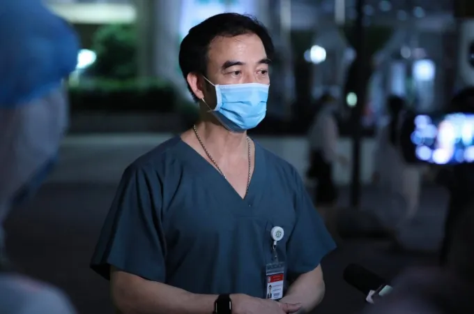Cựu Giám đốc Bệnh viện Bạch Mai Nguyễn Quang Tuấn đang thực hành tại Bệnh viện Hữu Nghị
