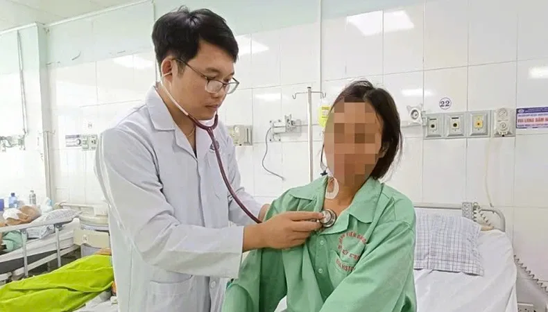 Cứu sống 2 công nhân hôn mê sâu, nghi ngộ độc khí trong bể chứa thực phẩm