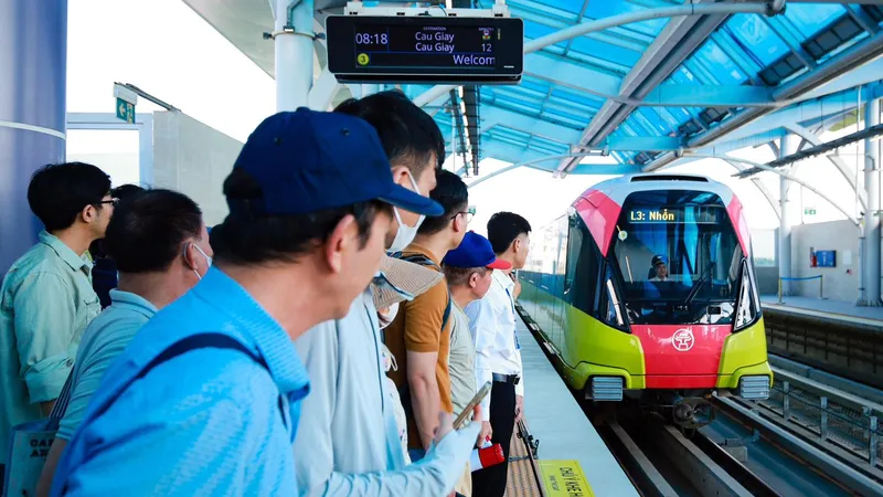 Sau gần 15 năm chờ đợi, người dân háo hức trải nghiệm metro Nhổn - ga Hà Nội 