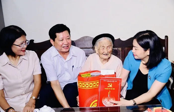 Phó Bí thư Thường trực Thành ủy Hà Nội Nguyễn Thị Tuyến thăm, tặng quà gia đình cách mạng, có công với nước ở Hà Nội
