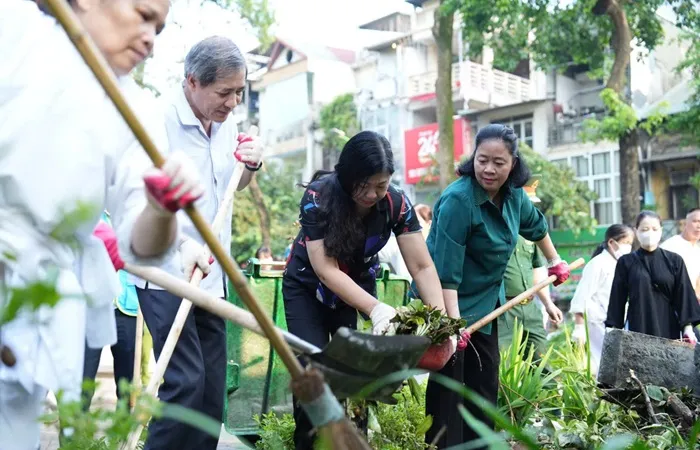 Bí thư Thành ủy Hà Nội cùng với người dân tổng vệ sinh môi trường sau bão lũ