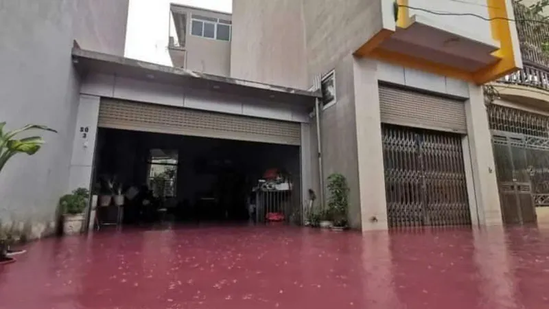 Hà Nội: Nước đỏ như huyết ồ ạt tràn vào nhà dân, Công an quận Bắc Từ Liêm vào cuộc