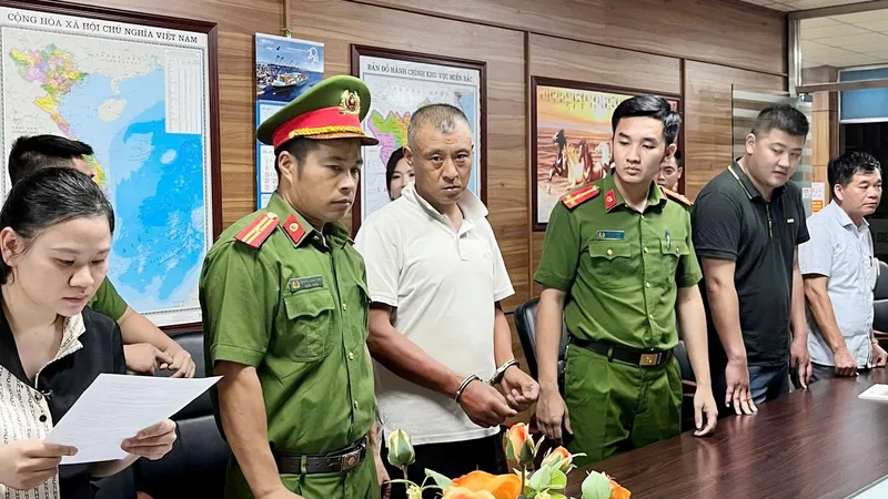 Bắt 1 nhân viên người Trung Quốc đổ hơn 200 tấn chất thải ra môi trường
