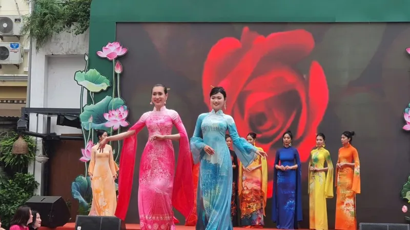 Một tiết mục trình diễn áo dài tại lễ phát động