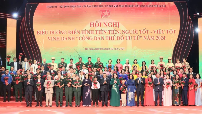 Hà Nội biểu dương các điển hình tiên tiến, vinh danh Công dân Thủ đô ưu tú năm 2024