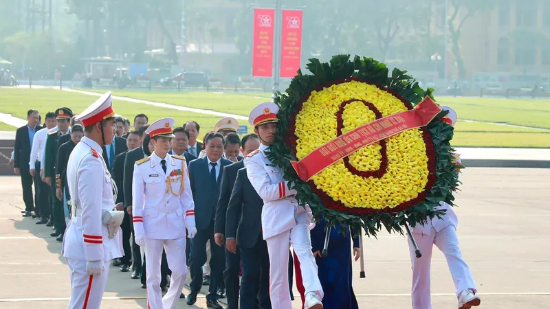Lãnh đạo TP Hà Nội dâng hương tưởng nhớ Chủ tịch Hồ Chí Minh và các anh hùng, liệt sĩ