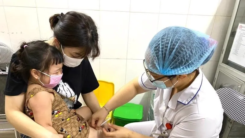 Chỉ 1 tuần có hơn 23.000 trẻ em và nhân viên y tế ở Hà Nội được tiêm vaccine sởi