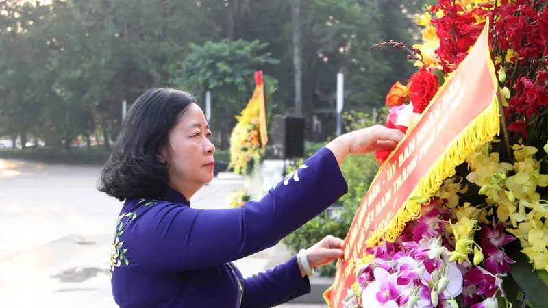Lãnh đạo TP Hà Nội dâng hoa kỷ niệm 107 năm Cách mạng Tháng Mười Nga 