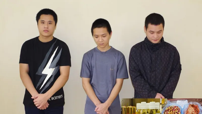 3 thanh niên chế “bùa yêu” lừa bán cho hàng trăm người