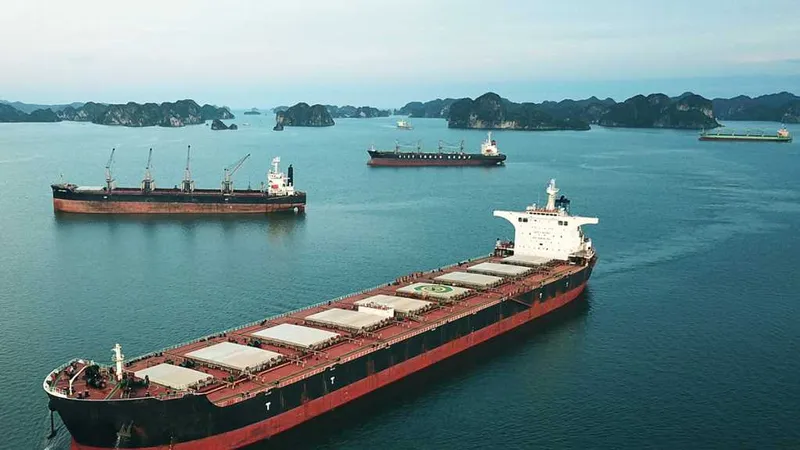 Đắm tàu chở khách trên vịnh Bái Tử Long, 2 người mất tích