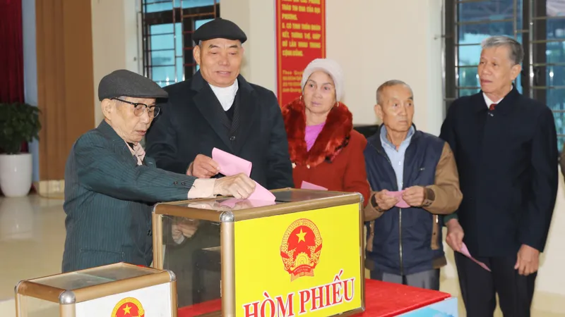 Cử tri khu phố Bình Sơn Đông, phường Bình Dương, TP Đông Triều bỏ phiếu bầu trưởng khu dân cư
