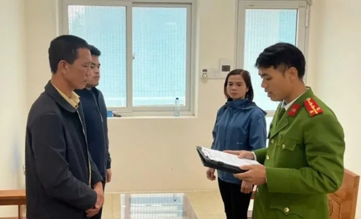Người chồng bị khởi tố vì ném vỡ điện thoại của vợ