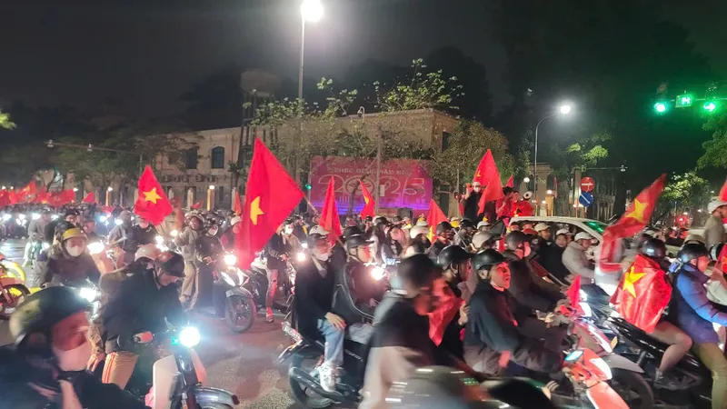 Không khí “Việt Nam vô địch” tràn ngập đường phố Hà Nội 