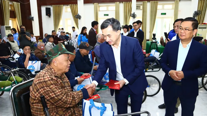 Thăm khám, tặng quà cho thương bệnh binh nhân dịp Tết Nguyên đán Ất Tỵ