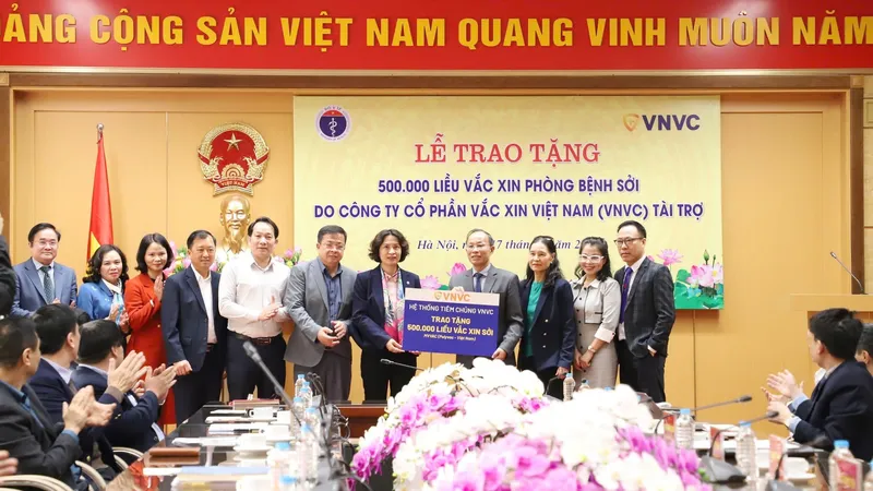 VNVC trao tặng Bộ Y tế 500.000 liều vaccine phòng sởi 