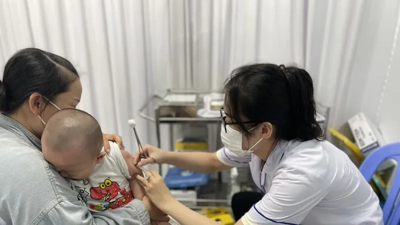 Tiêm vaccine sởi đầy đủ cho trẻ em nhằm phòng ngừa dịch sởi
