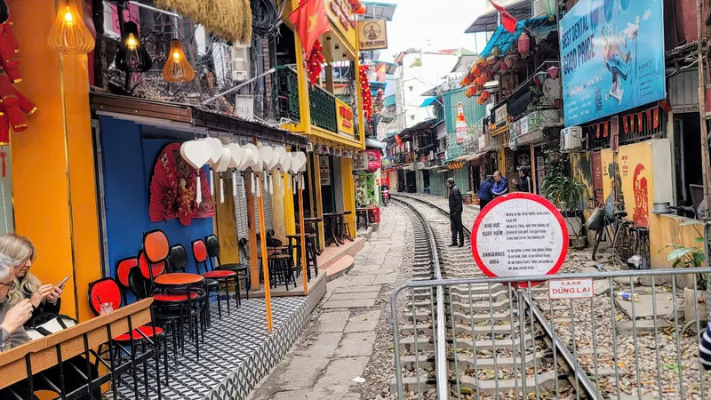 Phố "cà phê đường tàu" vắng du khách