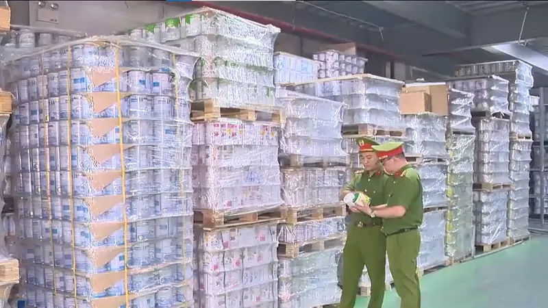 Cơ quan công an kiểm tra kho sữa giả tại Hà Nội