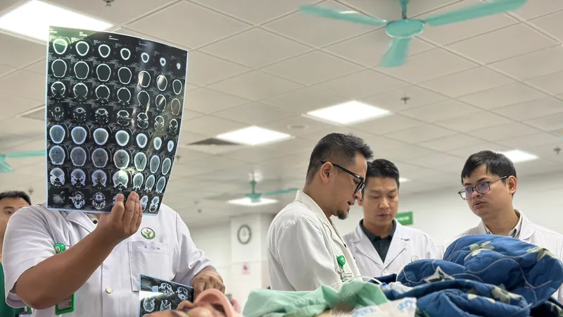 Chạy đua với thời gian cứu chữa các nạn nhân vụ lật xe trên đèo Tam Đảo