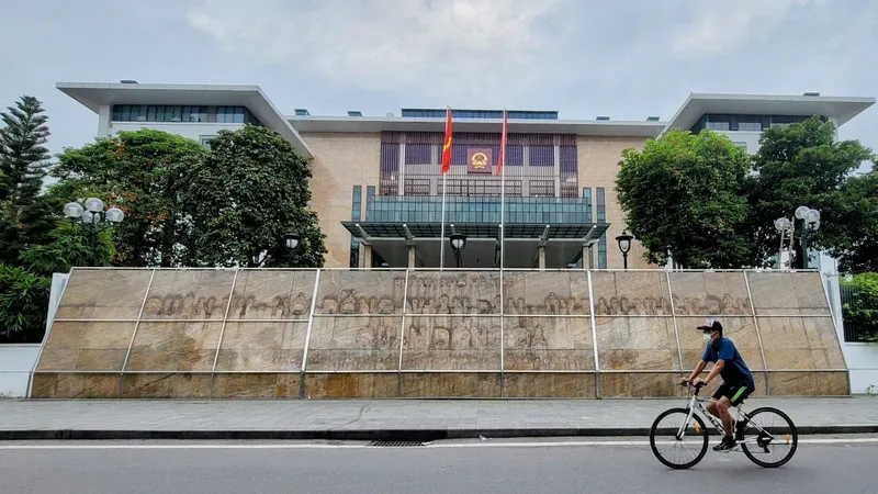 Dòng chữ trên tấm biển Đảng ủy, HĐND, UBND quận Đống Đa đã bị bóc gỡ để chuẩn bị kết thúc hoạt động của chính quyền cấp quận, huyện
