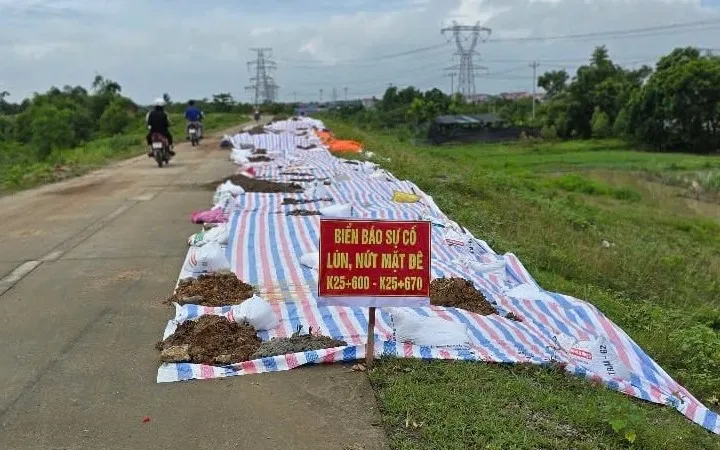 Một tuyến đê trọng yếu của Hà Nội bị sụt lún nghiêm trọng