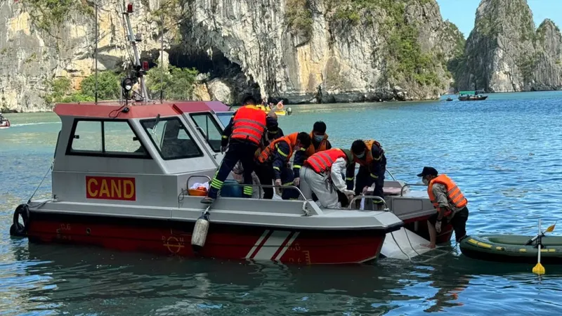 Các xuồng thuộc Phòng Cảnh sát Phòng cháy chữa cháy và Cứu nạn cứu hộ (Công an tỉnh Quảng Ninh) tham gia tìm kiếm khu vực trên vịnh Hạ Long. Ảnh: TTXVN