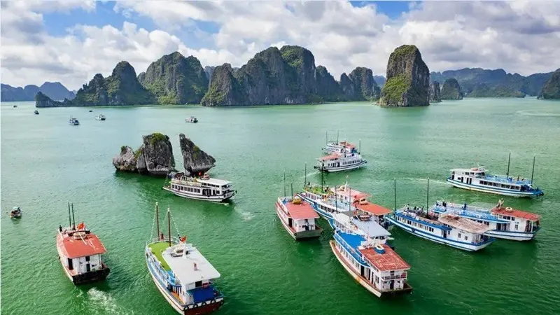 Nhiều tàu du lịch ở vịnh Hạ Long lắp thêm thiết bị liên lạc AIS sau vụ lật tàu Vịnh Xanh 58