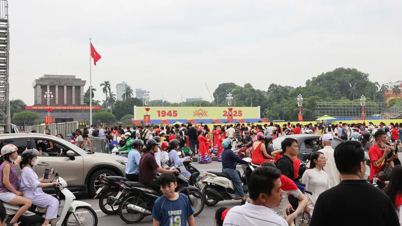 Từ trưa 21-8 đã có rất đông người dân tập trung ở khu vực Quảng trường Ba Đình để chờ xem hợp luyện của lực lượng diễu binh, diễu hành A80