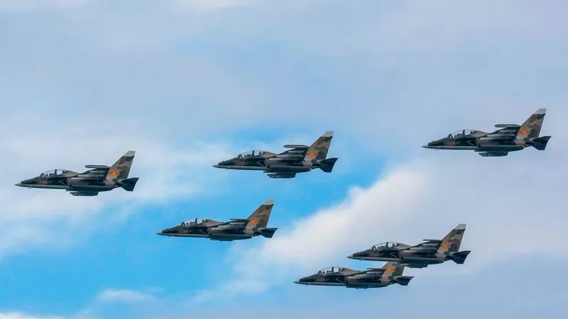 Biên đội bay 6 chiếc Yak-130 trên bầu trời Hà Nội. Ảnh: ĐỘC LẬP
