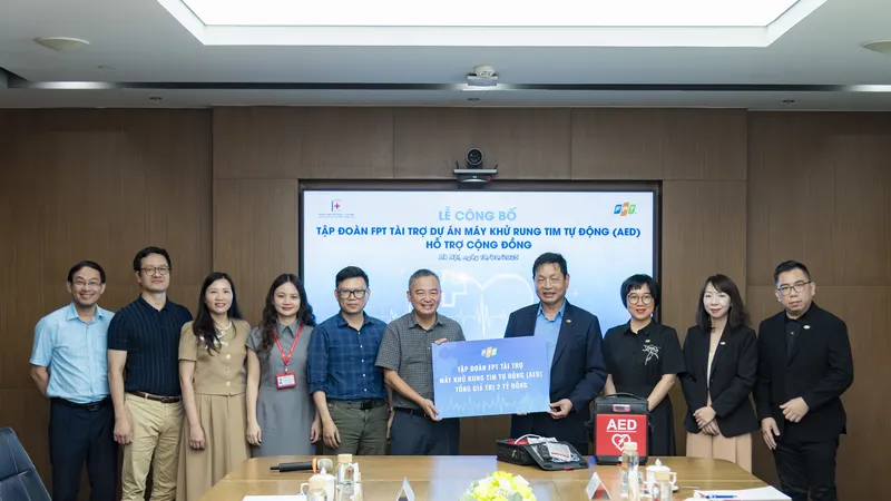 Lãnh đạo Tập đoàn FPT trao tài trợ triển khai dự án máy khử rung tim tự động hỗ trợ cộng đồng cho Bệnh viện ĐH Y Hà Nội