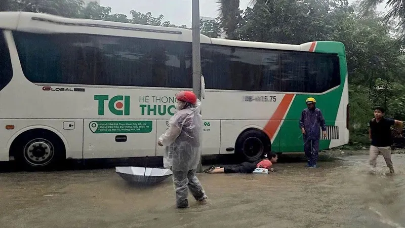 Làm rõ sự cố rò điện đèn chiếu sáng ở Hà Nội làm nhiều người bị giật điện