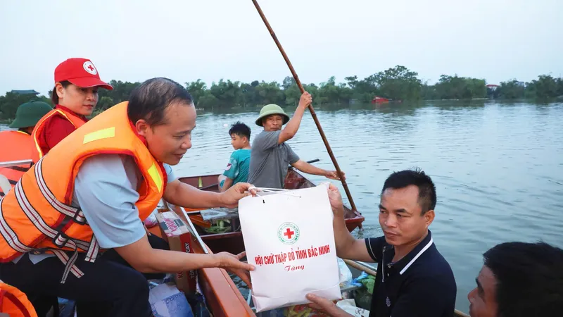 Hội Chữ thập đỏ Việt Nam tiếp tục cứu trợ khẩn cấp người dân 10 tỉnh bị ảnh hưởng bởi bão lũ