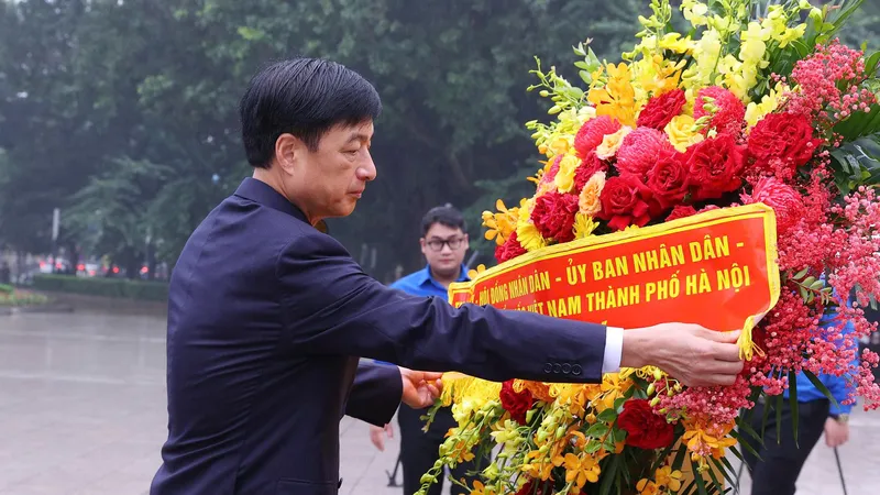 Lãnh đạo TP Hà Nội dâng hoa tại Tượng đài V.I.Lênin