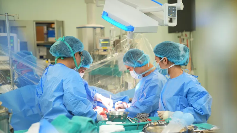 Thực hiện thành công ca ghép gan vợ cho chồng