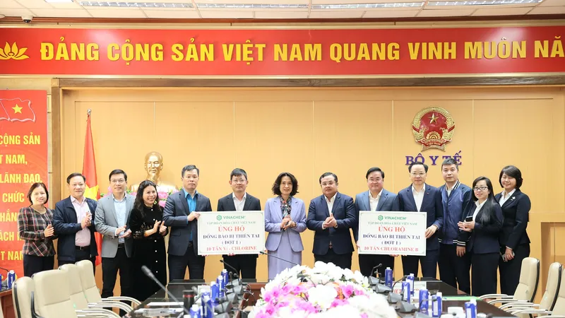 Bộ Y tế tiếp nhận 20 tấn hóa chất khử khuẩn nước và môi trường do Tập đoàn Hóa chất Việt Nam trao tặng